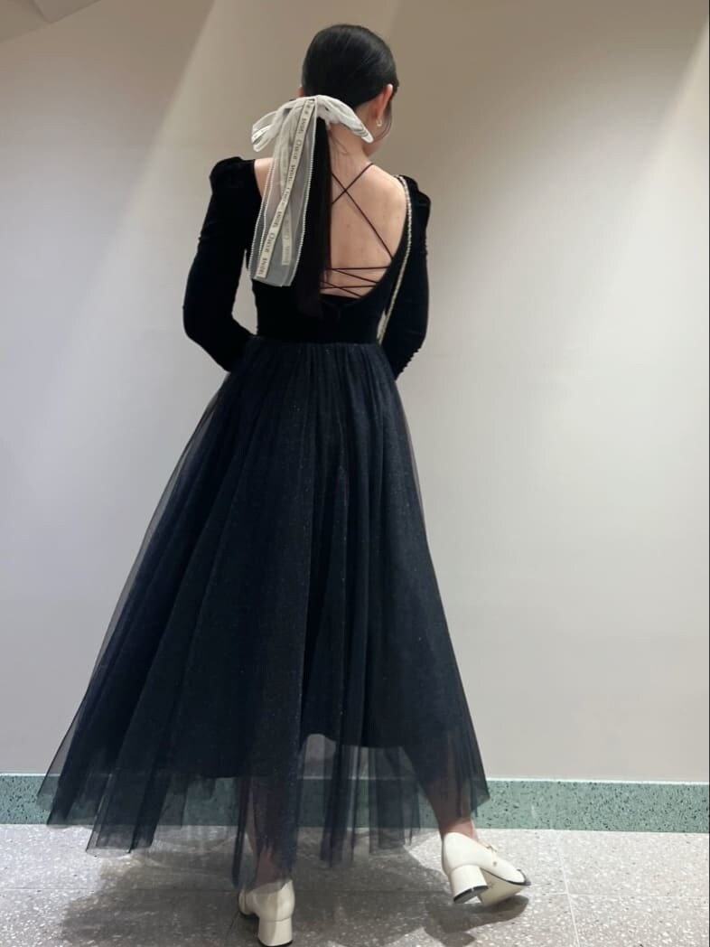 ブラック系のワンピース、ホワイト系のショルダーバッグ、その他のパンプスを着用したレディースの秋コーディネートの3枚目の写真