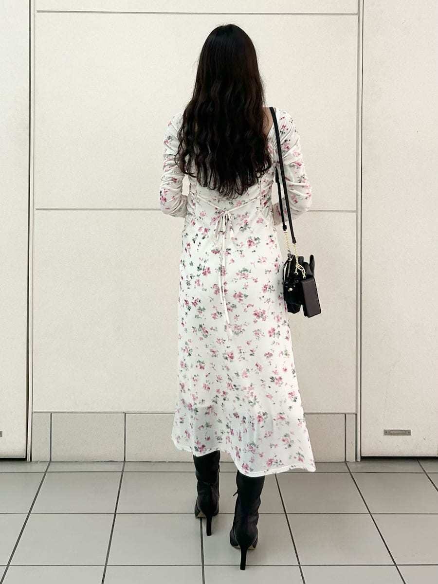 ブラック系のブーツ、ピンク系のワンピース、ブラック系のショルダーバッグを着用したレディースの冬コーディネートの4枚目の写真