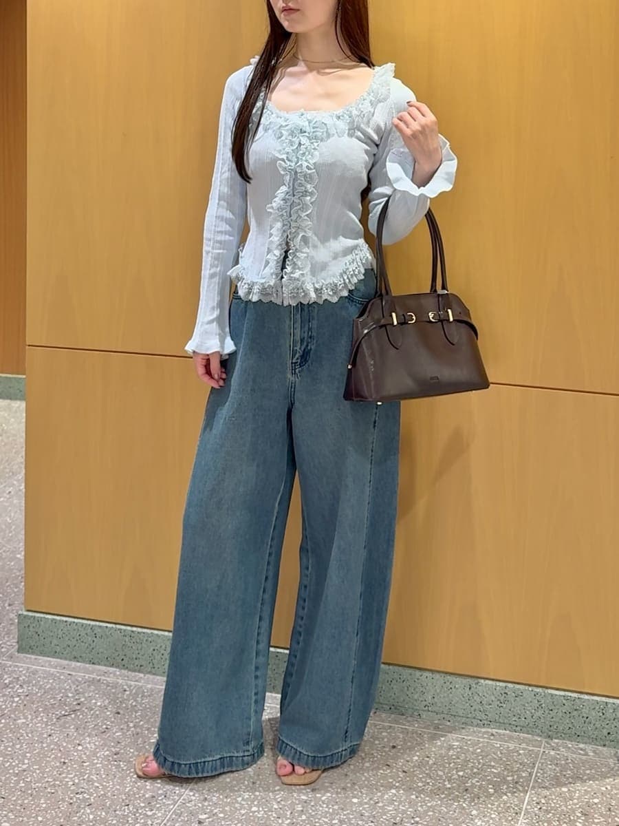 その他のサンダル、ブルー系のデニムパンツ、ブルー系のニット/セーターを着用したレディースの夏コーディネートの4枚目の写真