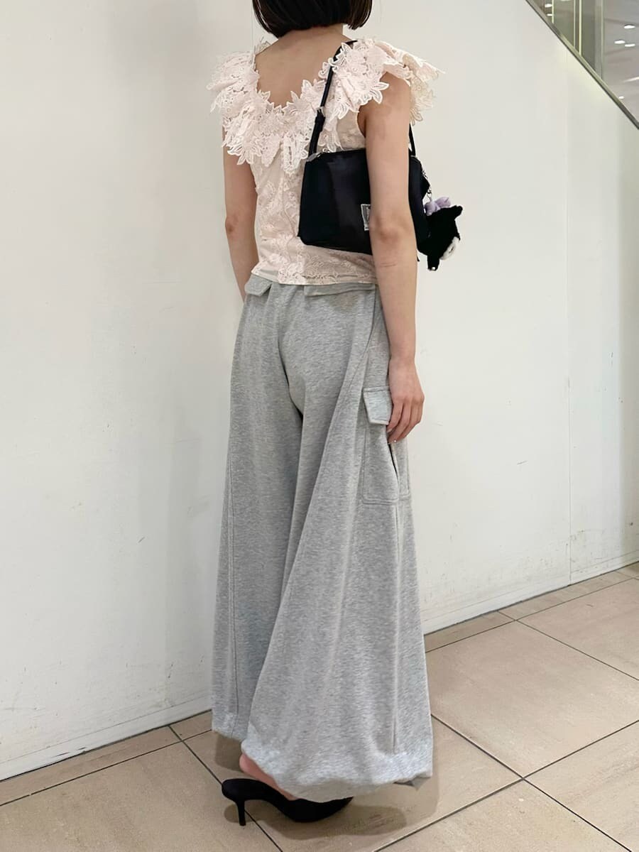 グレー系のその他パンツ、ピンク系のTシャツ/カットソー、ブラウン系のサンダルを着用したレディースの夏コーディネートの4枚目の写真