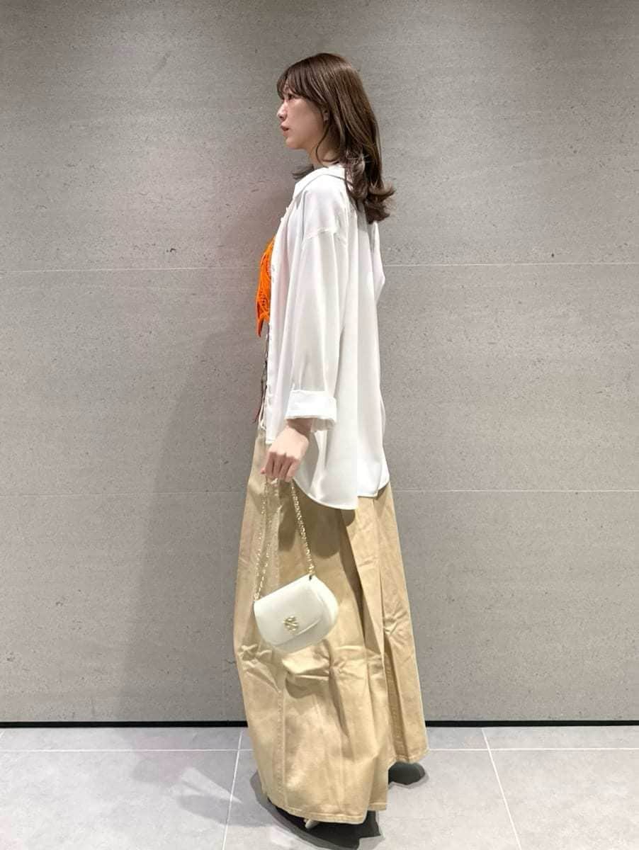 ホワイト系のショルダーバッグ、ホワイト系のキャミソールを着用したレディースの春コーディネートの2枚目の写真