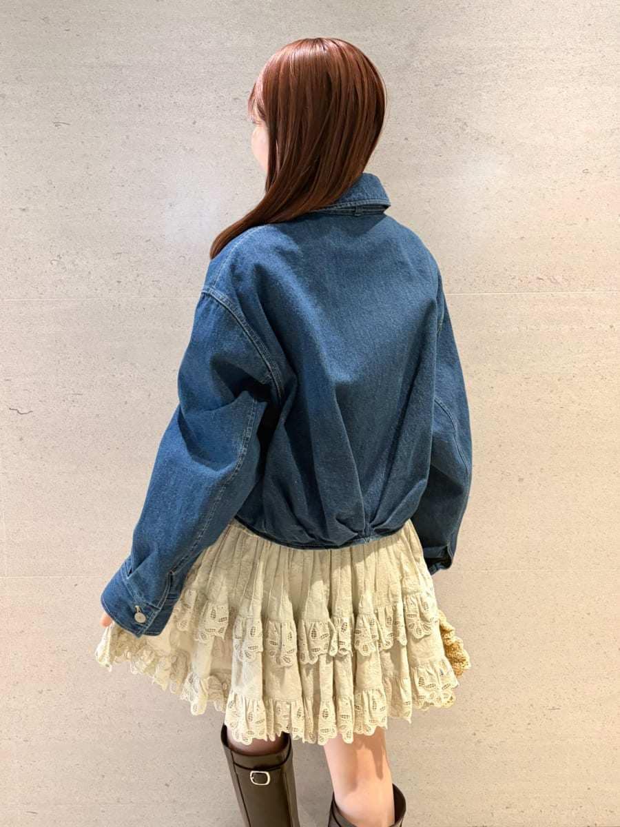 ブルー系のブルゾン、グリーン系のその他パンツ、グリーン系のシャツ/ブラウスを着用したレディースの春コーディネートの6枚目の写真