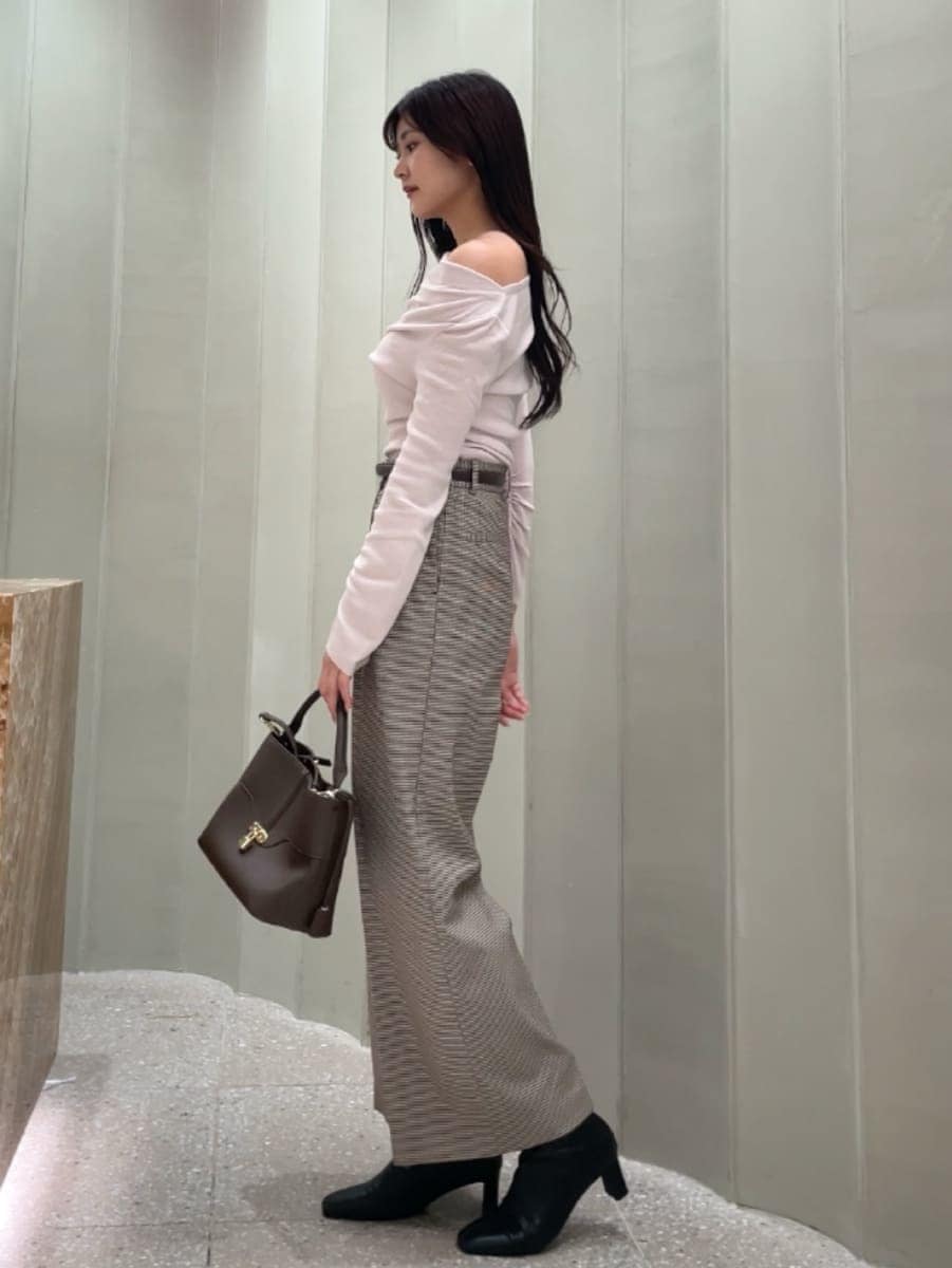 ブラウン系のハンドバッグ、その他のその他パンツ、ピンク系のニット/セーターを着用したレディースの秋コーディネートの4枚目の写真