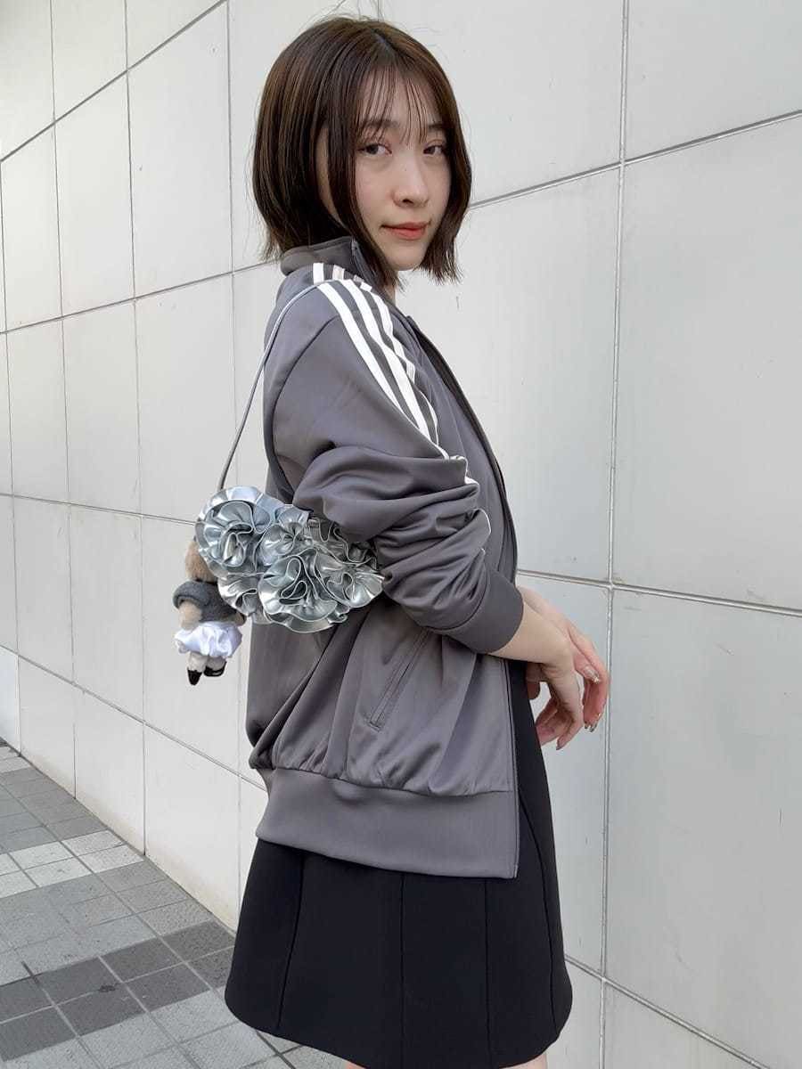 ブラック系のワンピース、シルバー系のハンドバッグ、ブラック系のローファーを着用したレディースの冬コーディネートの4枚目の写真