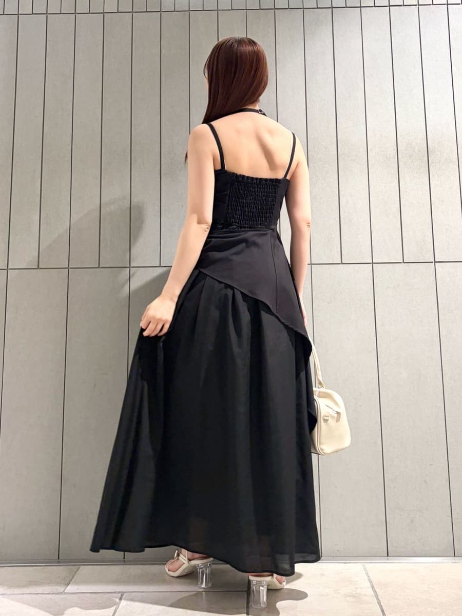 ブラック系のワンピース、グリーン系のTシャツ/カットソー、ホワイト系のボストンバッグを着用したレディースの春コーディネートの5枚目の写真