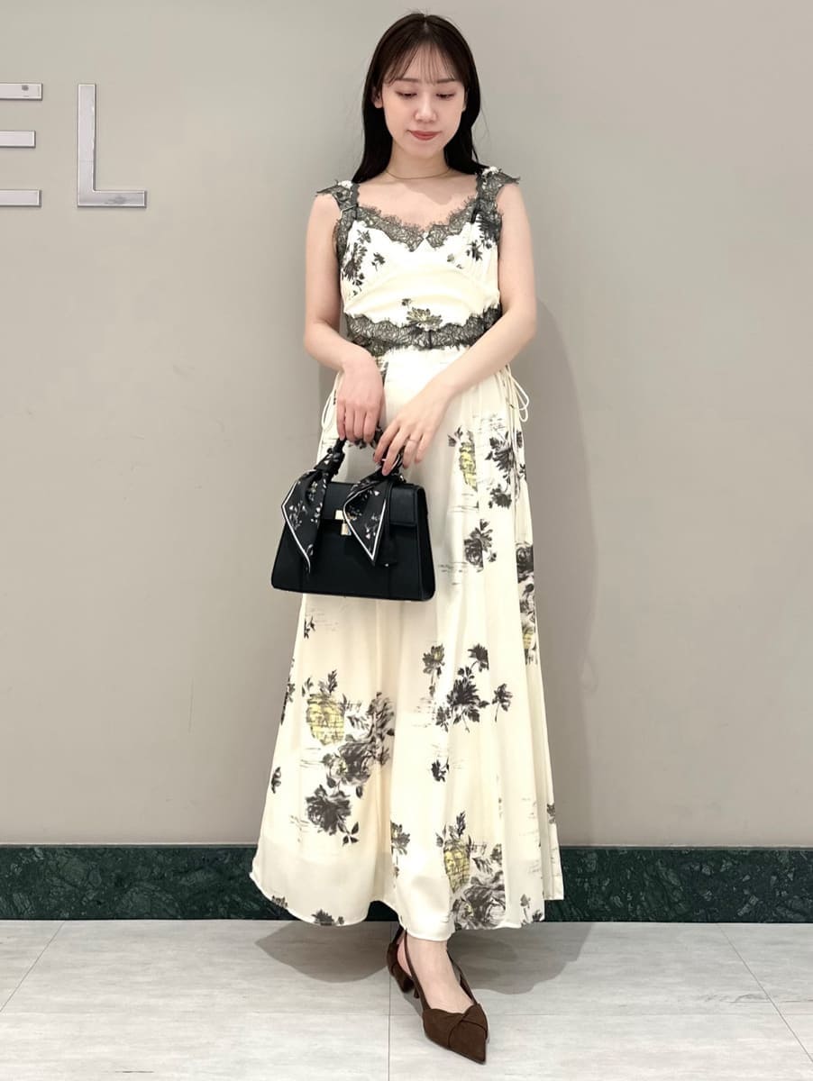 ベージュ系のブルゾン、イエロー系のワンピース、ブラウン系のパンプスを着用したレディースの春コーディネートの2枚目の写真