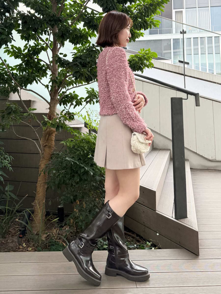 ピンク系のカーディガン/ボレロ、ベージュ系のスカート、ホワイト系のショルダーバッグを着用したレディースの夏コーディネートの6枚目の写真