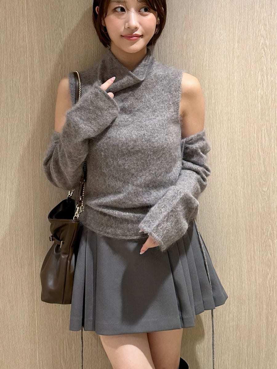 グレー系のその他パンツ、ブラウン系のTシャツ/カットソー、ブラウン系のカーディガン/ボレロを着用したレディースの秋コーディネートの5枚目の写真