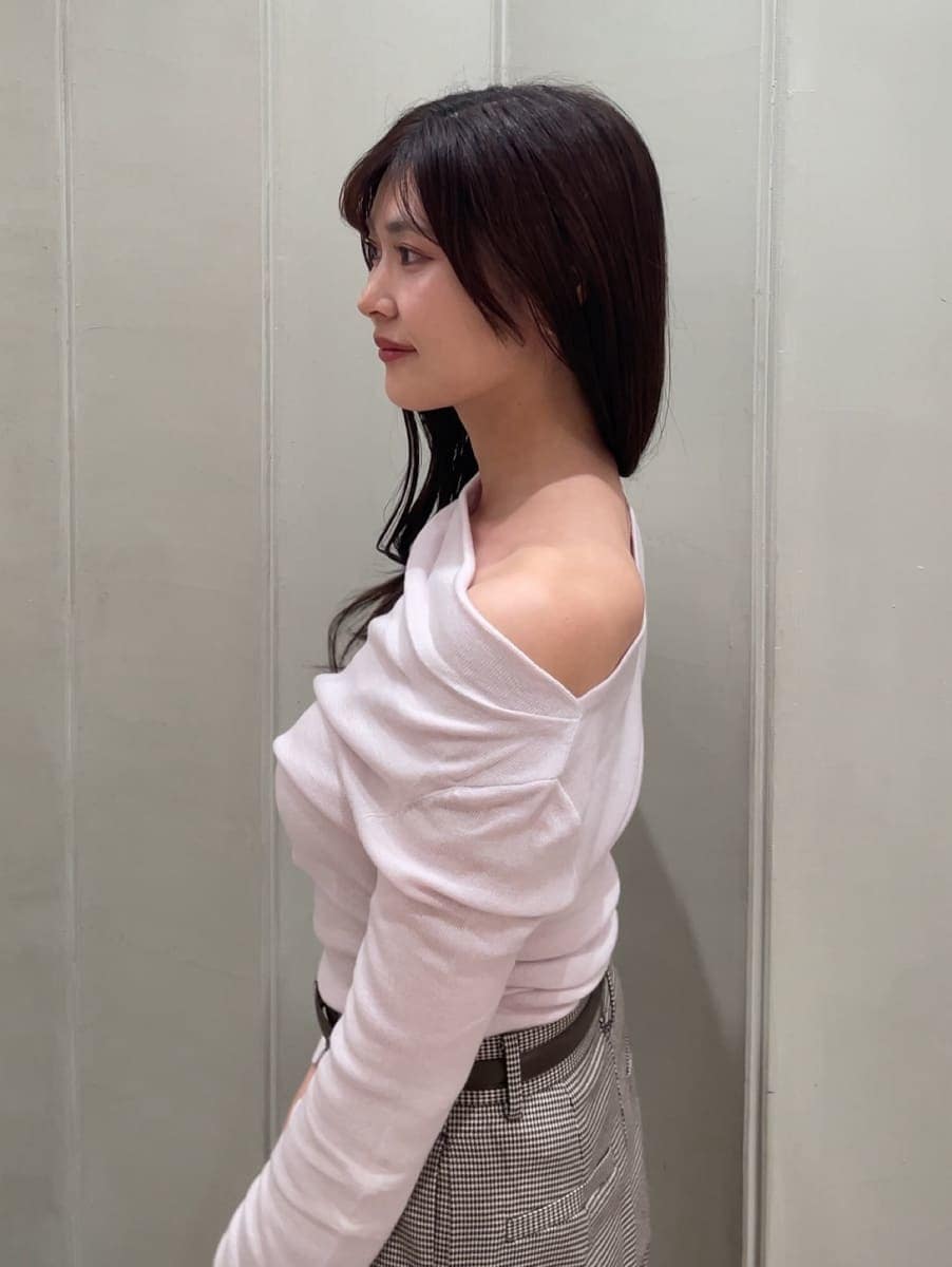 ブラウン系のハンドバッグ、その他のその他パンツ、ピンク系のニット/セーターを着用したレディースの秋コーディネートの8枚目の写真