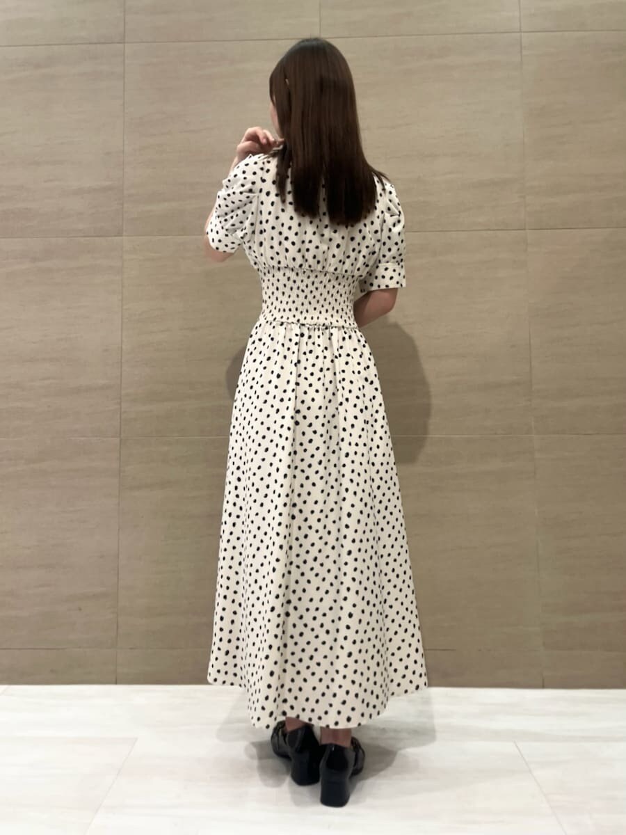 ホワイト系のワンピース、ブラウン系のハンドバッグ、ブラック系のパンプスを着用したレディースの秋コーディネートの3枚目の写真