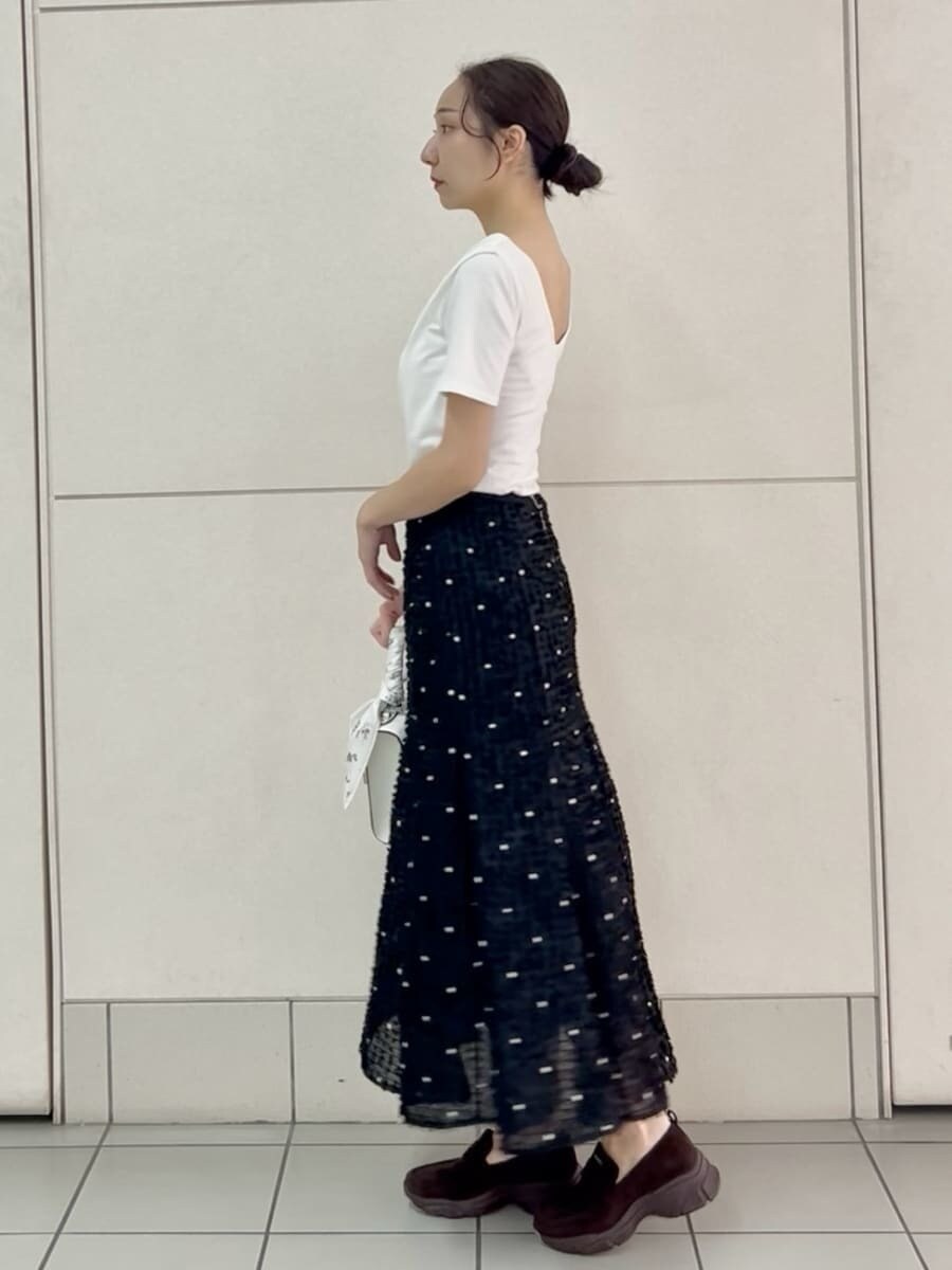 ホワイト系のTシャツ/カットソー、ホワイト系のハンドバッグ、ブラウン系のローファーを着用したレディースの春コーディネートの3枚目の写真