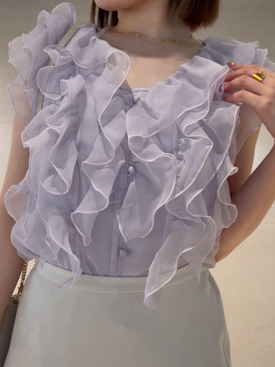 ホワイト系のスカート、パープル系のシャツ/ブラウスを着用したレディースの春コーディネートの8枚目の写真