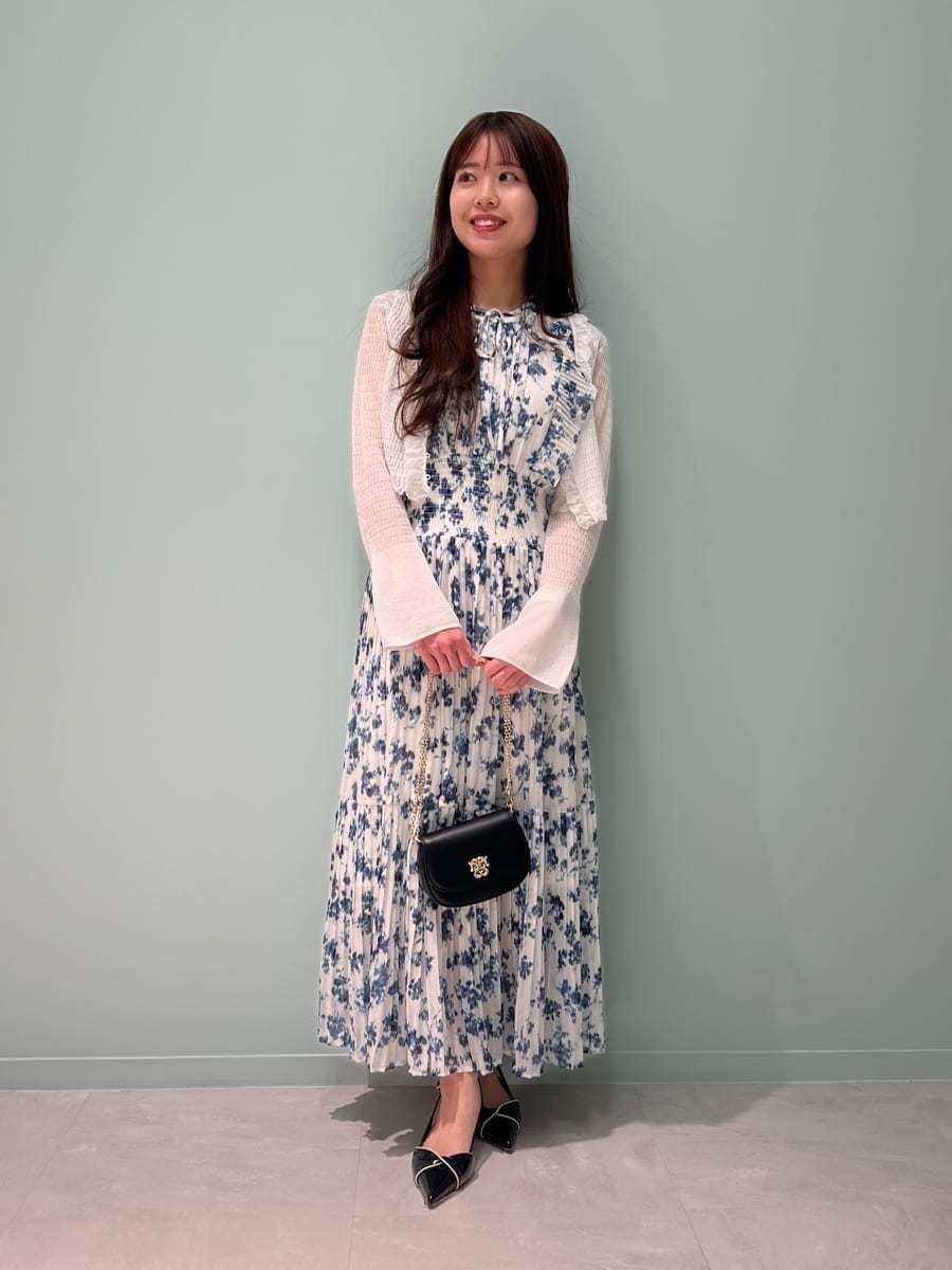 ブルー系のワンピース、ホワイト系のカーディガン/ボレロ、ブラック系のパンプスを着用したレディースの冬コーディネートの2枚目の写真