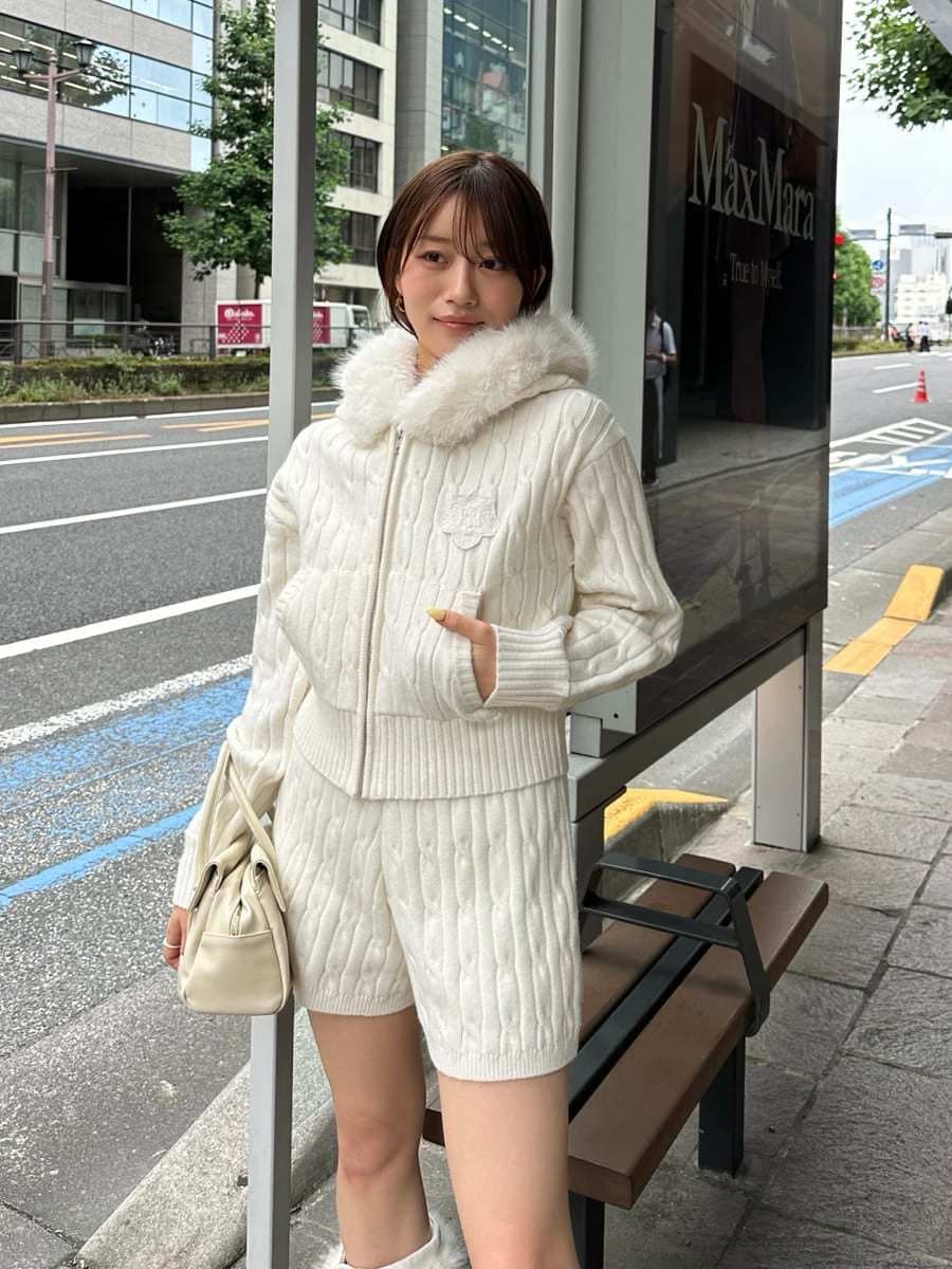 ホワイト系のボストンバッグ、ホワイト系のその他パンツ、ホワイト系のニット/セーターを着用したレディースの夏コーディネートの6枚目の写真