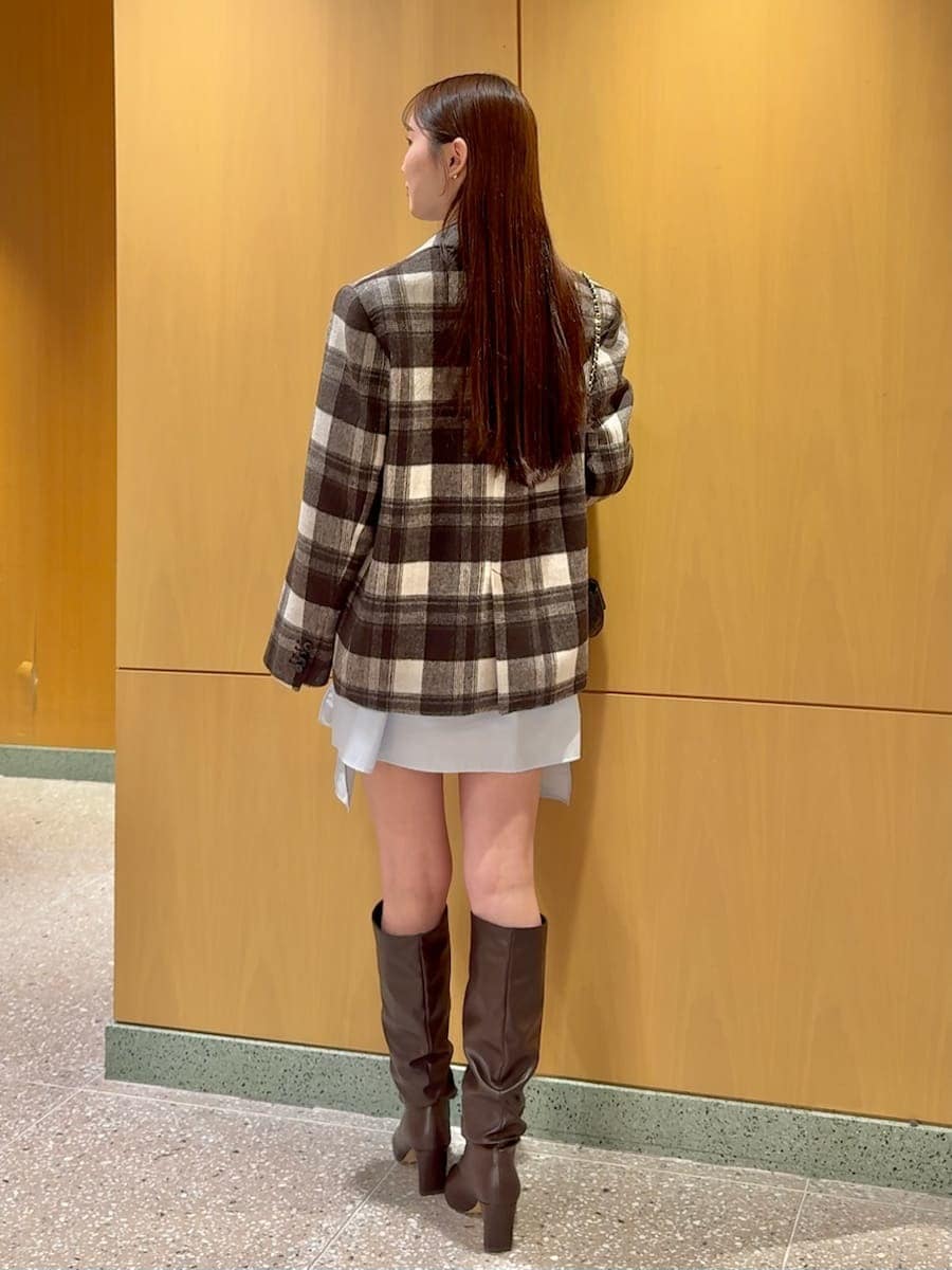 ブラック系のショルダーバッグ、その他のテーラードジャケット、ブルー系のその他トップスを着用したレディースの秋コーディネートの3枚目の写真