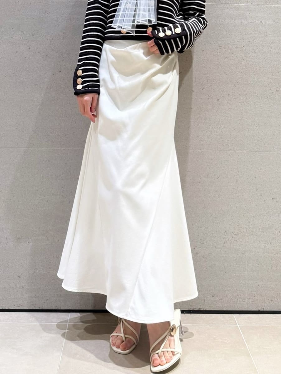 ホワイト系のスカート、ホワイト系のシャツ/ブラウス、その他のカーディガン/ボレロを着用したレディースの冬コーディネートの5枚目の写真