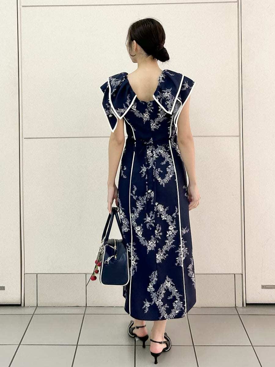 ブルー系のワンピース、ブラック系のパンプス、ブルー系のボストンバッグを着用したレディースの春コーディネートの5枚目の写真