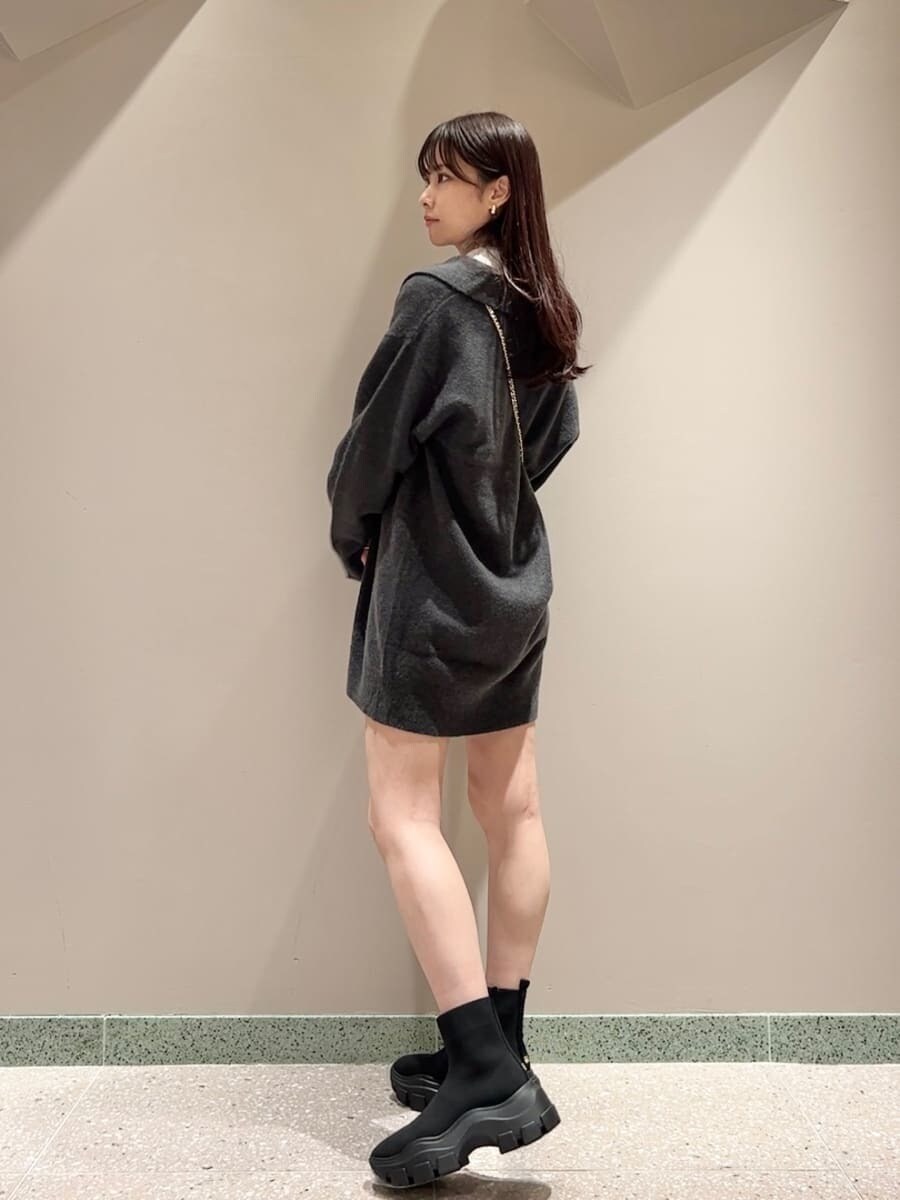 ホワイト系のシャツ/ブラウス、パープル系のショルダーバッグ、ブラック系のブーツを着用したレディースの秋コーディネートの3枚目の写真