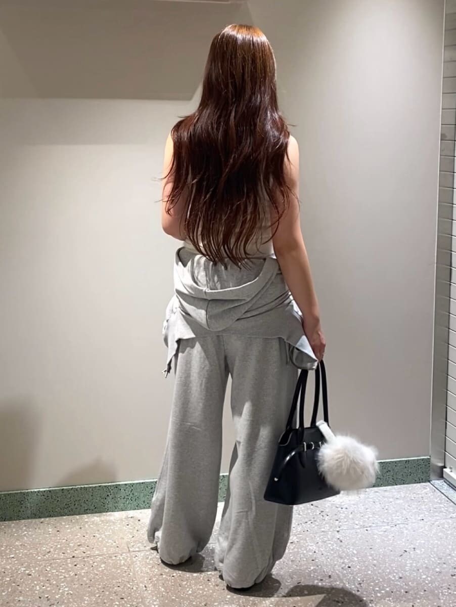 グレー系のその他パンツ、グレー系のパーカー、ホワイト系のTシャツ/カットソーを着用したレディースの秋コーディネートの4枚目の写真