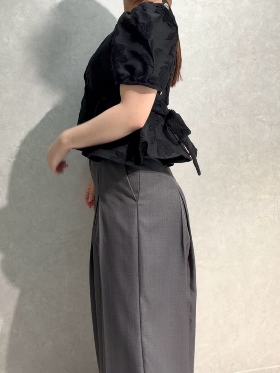 グレー系のその他パンツ、ブラック系のシャツ/ブラウスを着用したレディースの夏コーディネートの4枚目の写真