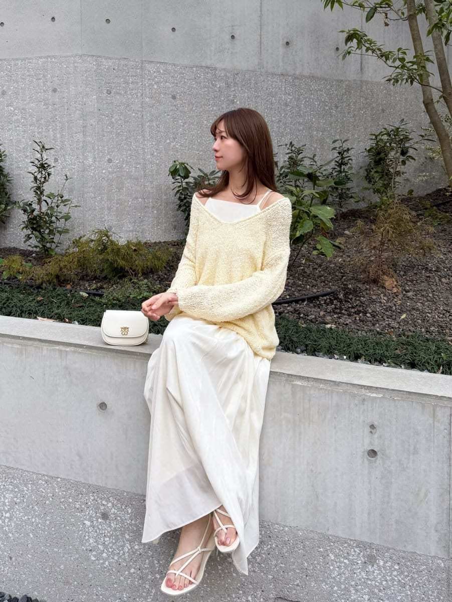 ホワイト系のキャミソール、イエロー系のワンピース、ホワイト系のショルダーバッグを着用したレディースの冬コーディネートの5枚目の写真
