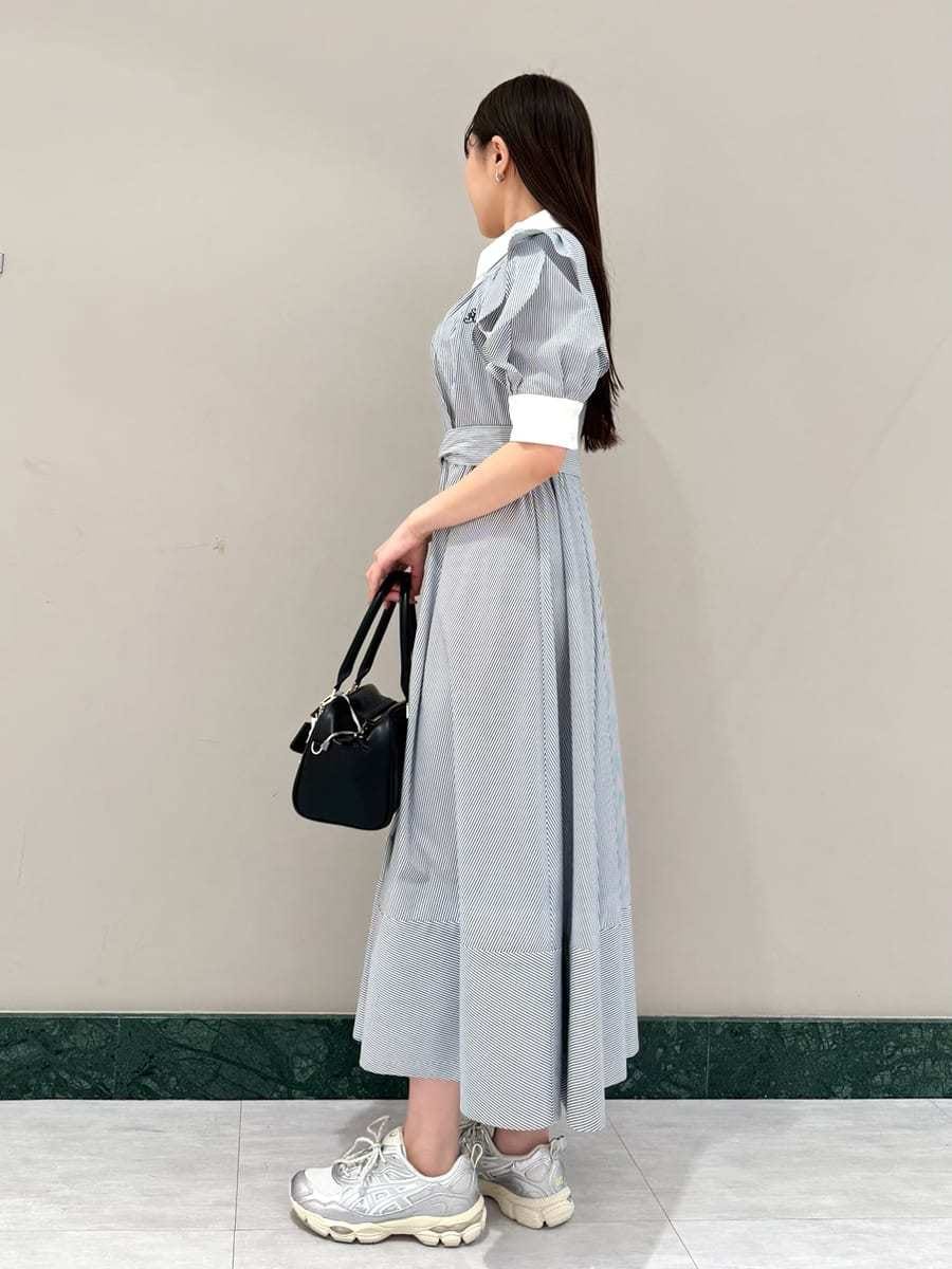 その他のワンピース、ブラック系のボストンバッグ、シルバー系のスニーカーを着用したレディースの冬コーディネートの2枚目の写真