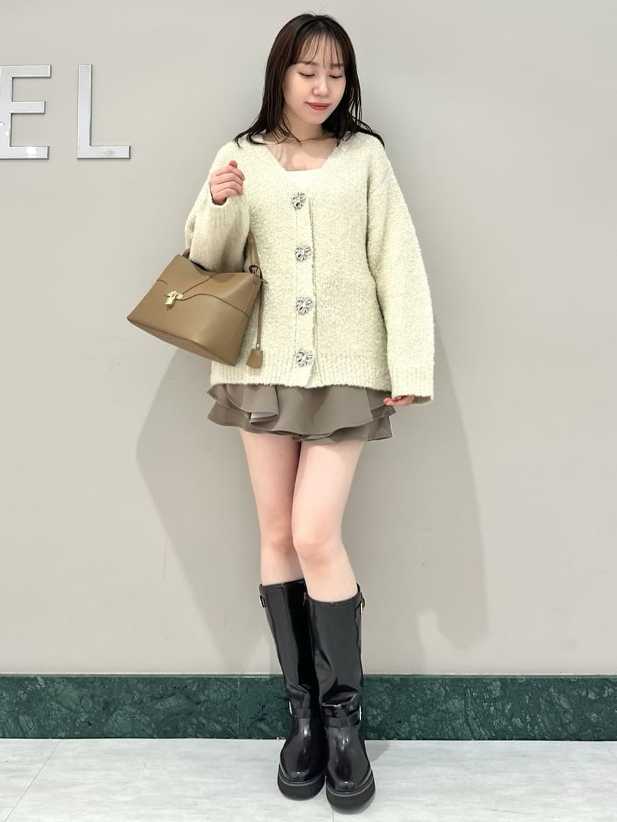 ブラウン系のブーツ、ブラウン系のその他パンツ、ホワイト系のカーディガン/ボレロを着用したレディースの秋コーディネートの2枚目の写真