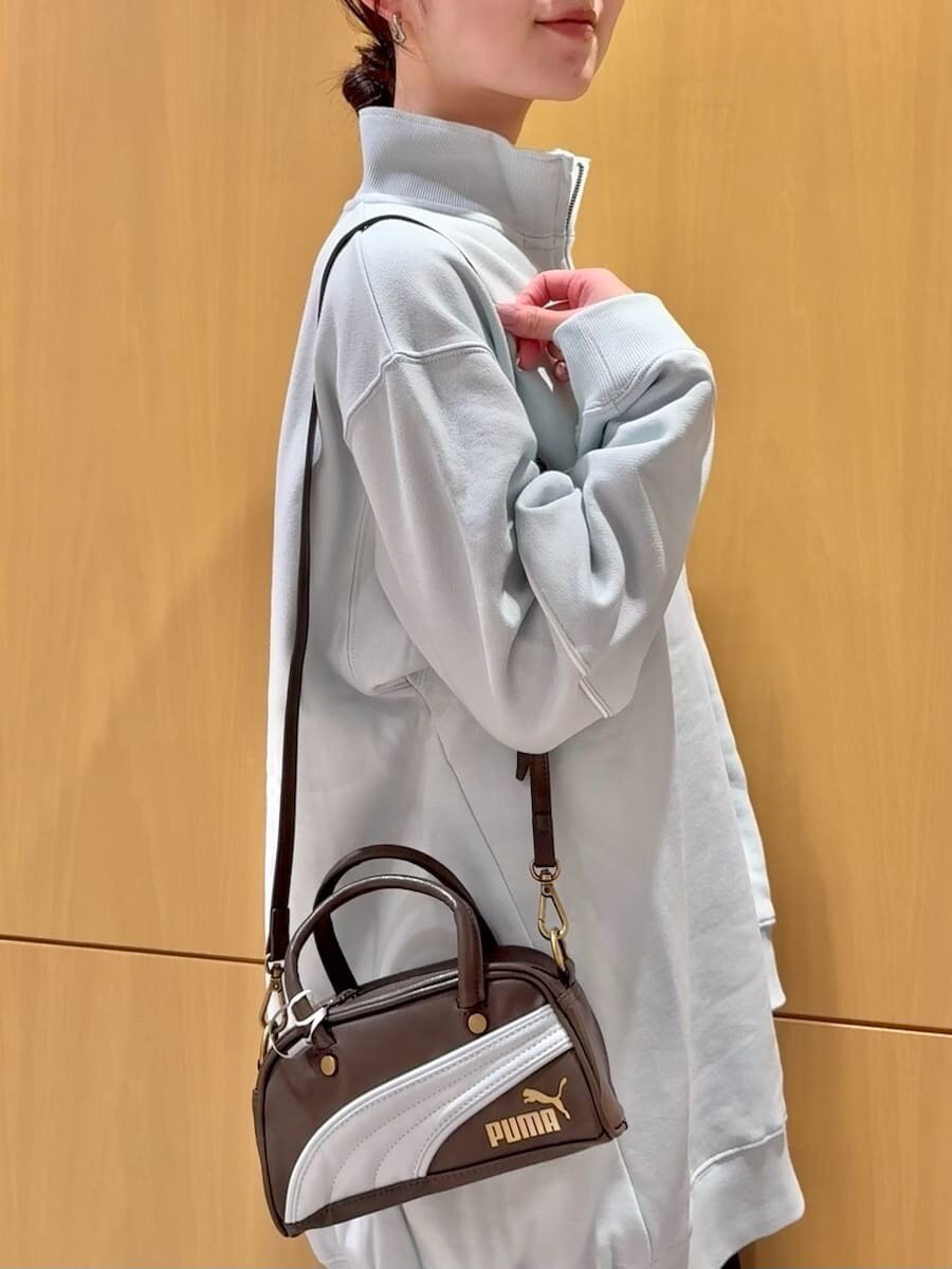 ブラウン系のスカートを着用したレディースの秋コーディネートの5枚目の写真