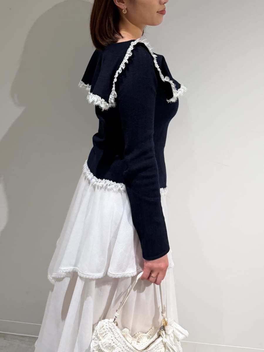 ブラック系のブーツ、ホワイト系のスカート、ブルー系のニット/セーターを着用したレディースの冬コーディネートの7枚目の写真