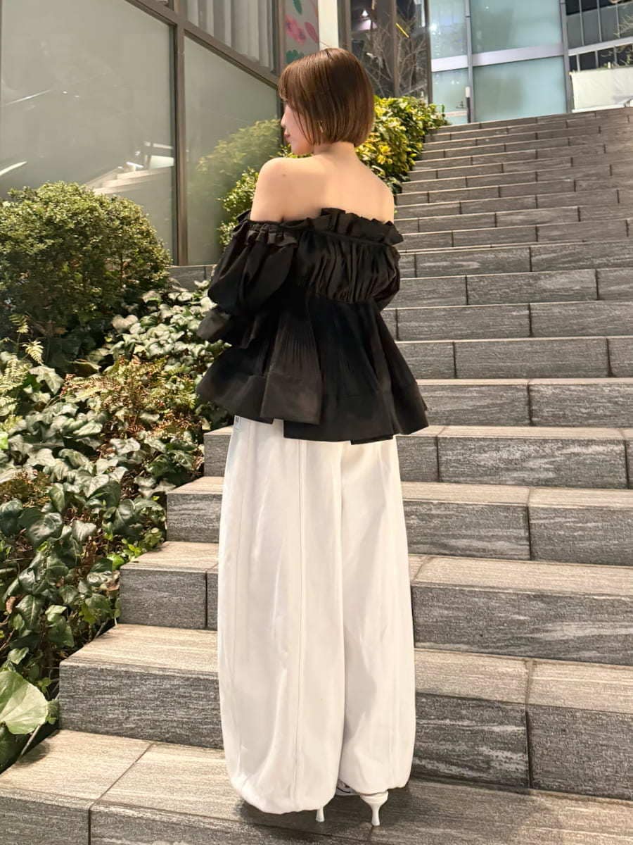 ホワイト系のデニムパンツ、ブラック系のその他トップス、その他のパンプスを着用したレディースの春コーディネートの7枚目の写真