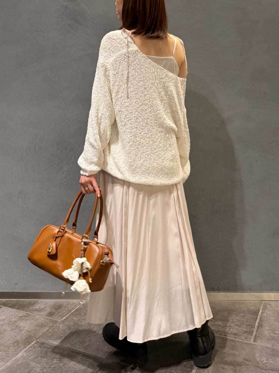 ホワイト系のワンピース、イエロー系のボストンバッグを着用したレディースの冬コーディネートの4枚目の写真