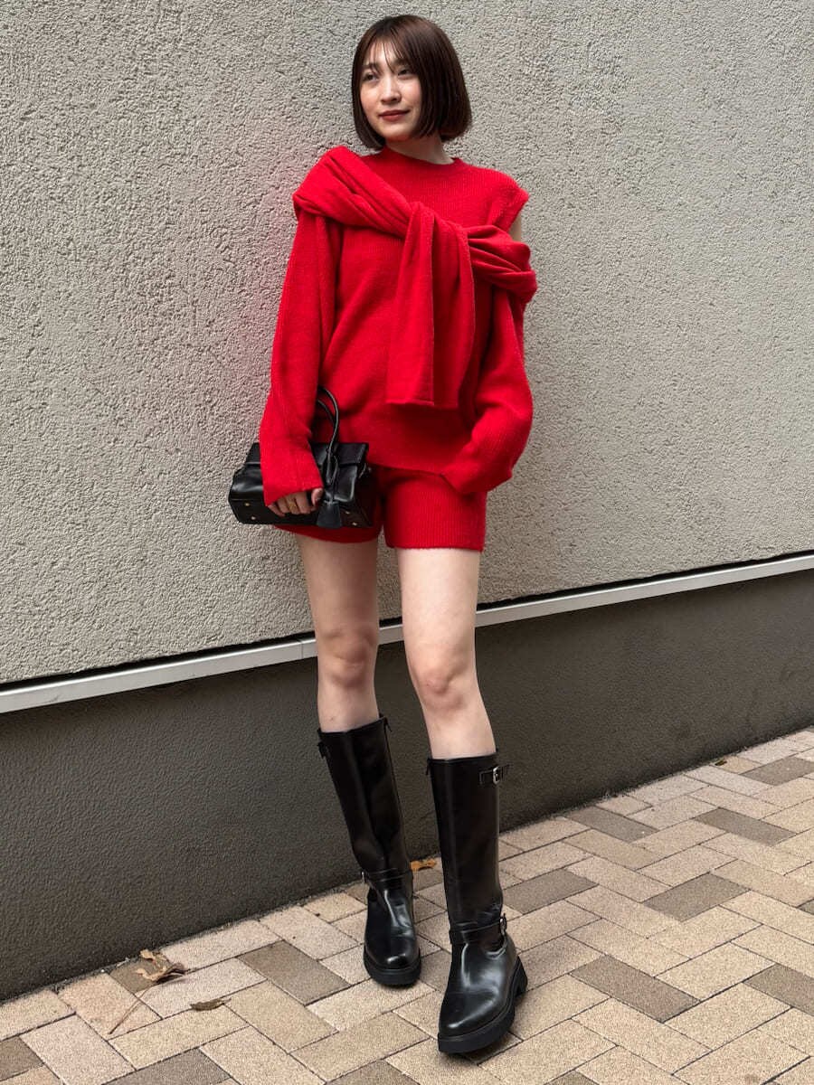 ブラック系のブーツ、レッド系のその他パンツ、レッド系のニット/セーターを着用したレディースの冬コーディネートの3枚目の写真