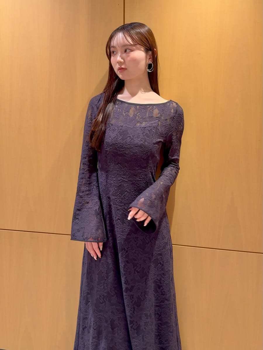 ベージュ系のハンドバッグ、ブルー系のワンピースを着用したレディースの春コーディネートの4枚目の写真