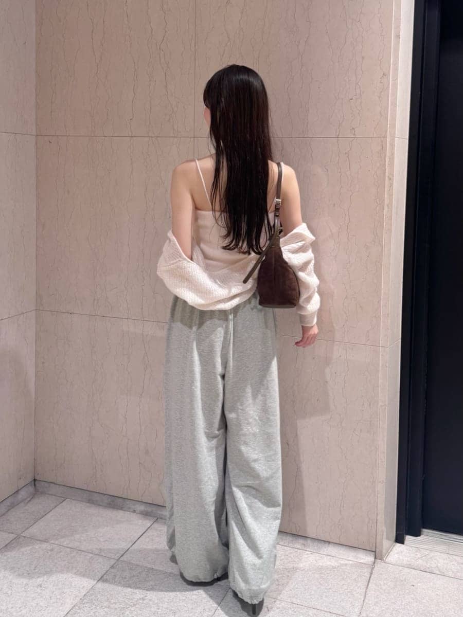 ピンク系のカーディガン/ボレロ、ブラウン系のパンプス、ブラウン系のショルダーバッグを着用したレディースの秋コーディネートの3枚目の写真