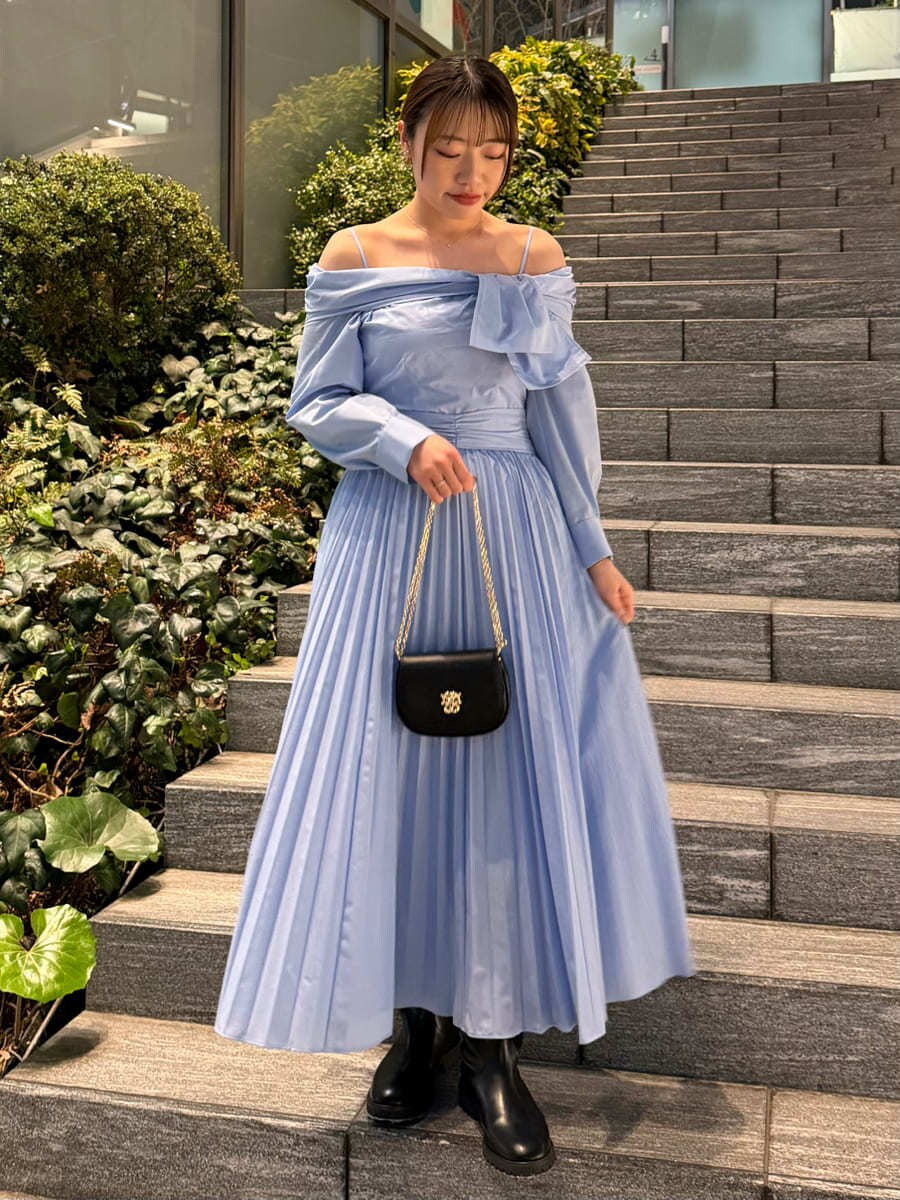 ブルー系のワンピース、ブラック系のショルダーバッグを着用したレディースの春コーディネートの2枚目の写真