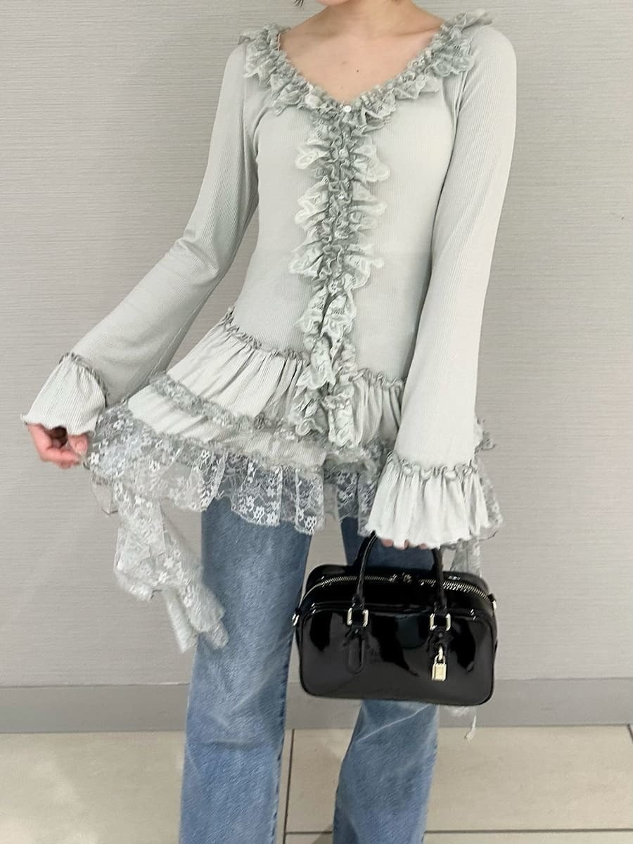 グリーン系のTシャツ/カットソー、ブルー系のその他パンツ、ブラック系のボストンバッグを着用したレディースの秋コーディネートの5枚目の写真