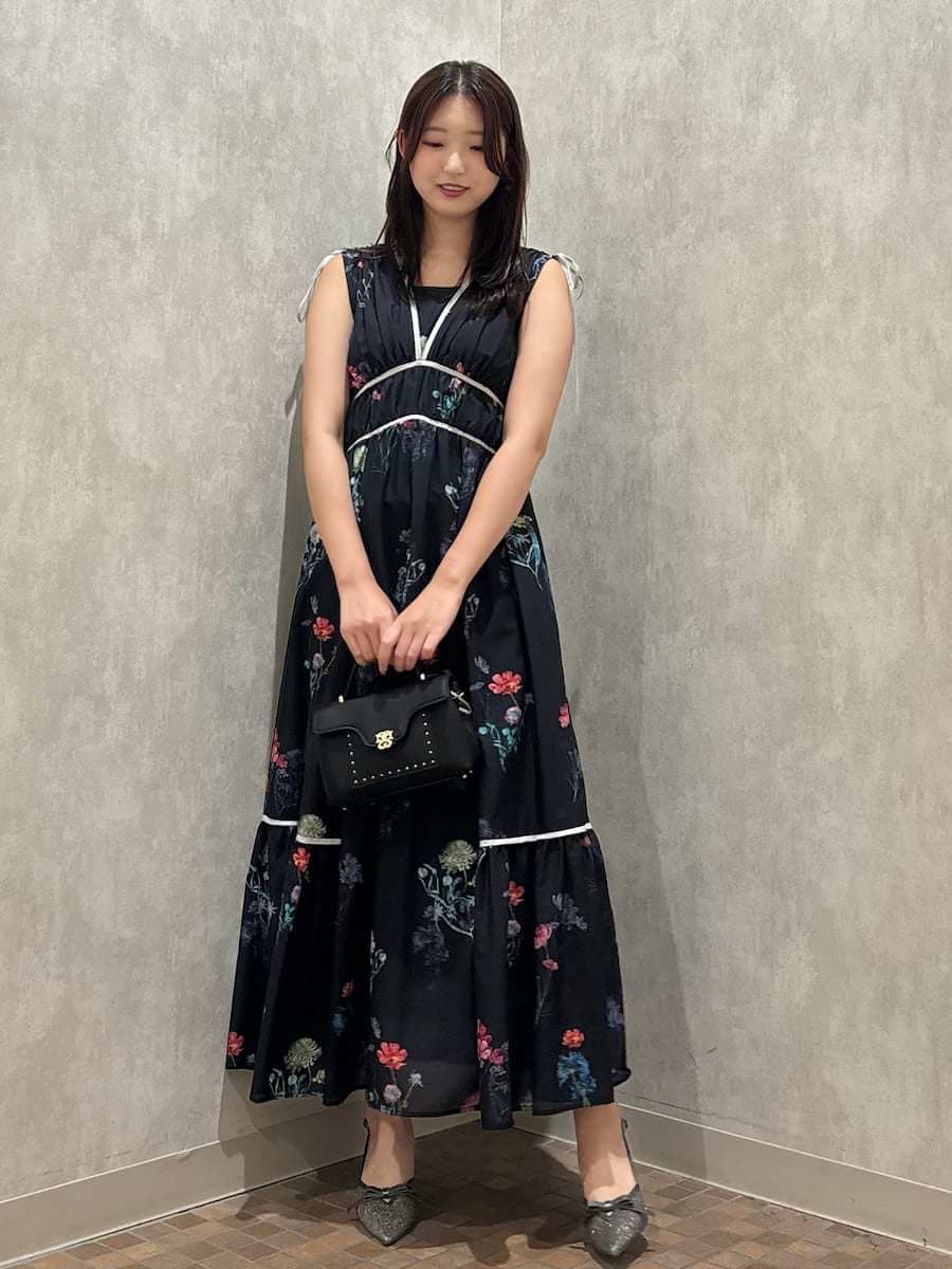 ブルー系のワンピース、ブラック系のショルダーバッグを着用したレディースの夏コーディネートの3枚目の写真