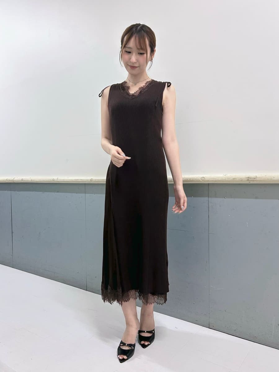 ブラウン系のワンピース、ブラック系のサンダル、その他のショルダーバッグを着用したレディースの夏コーディネートの2枚目の写真