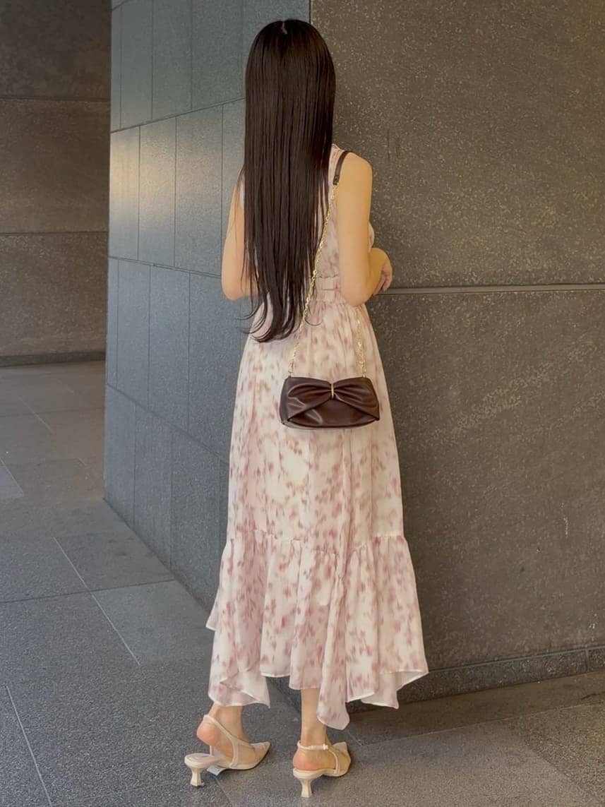 ピンク系のワンピースを着用したレディースの夏コーディネートの3枚目の写真