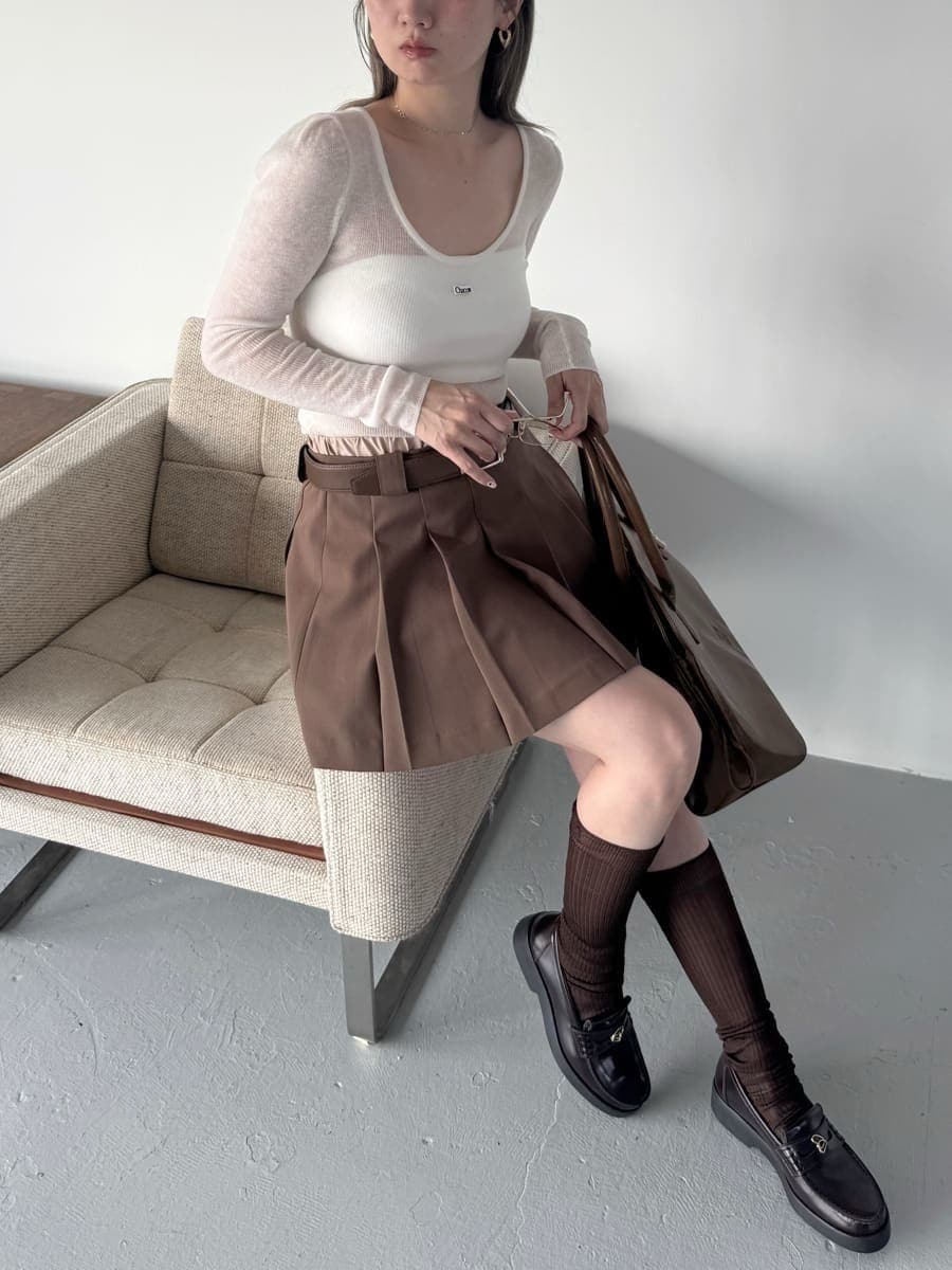 ホワイト系のニット/セーター、ブラウン系のその他パンツ、ブラウン系のハンドバッグを着用したレディースの夏コーディネートの5枚目の写真