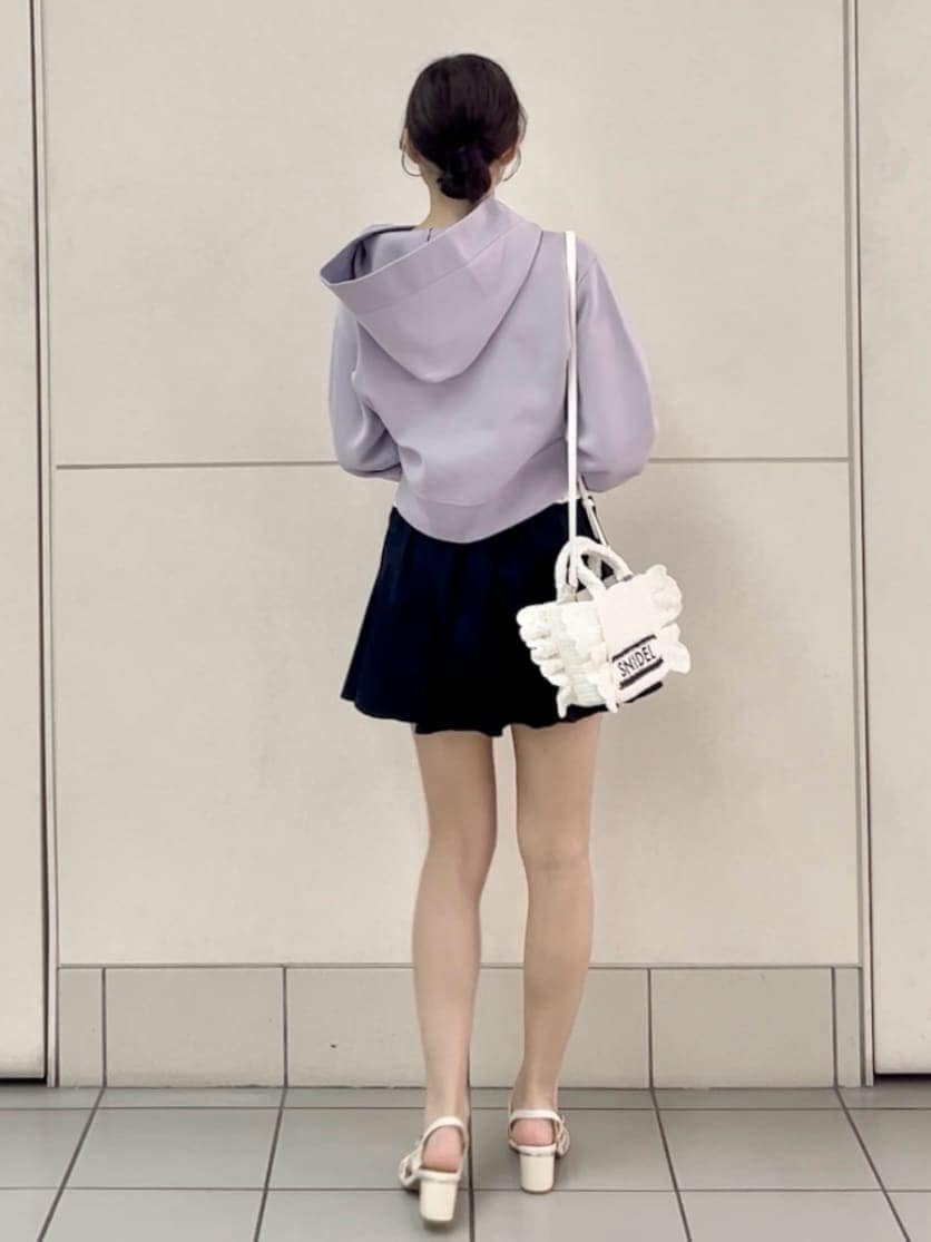ブルー系のその他パンツ、パープル系のパーカー、ホワイト系のショルダーバッグを着用したレディースの春コーディネートの4枚目の写真