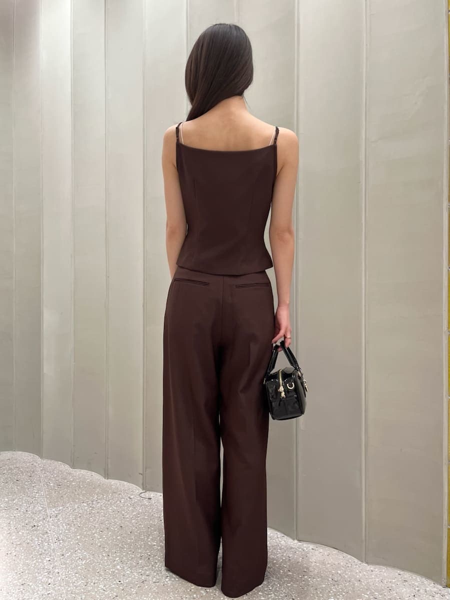 ブラウン系のテーラードジャケット、ブラウン系のキャミソール、ブラウン系のその他パンツを着用したレディースの夏コーディネートの4枚目の写真