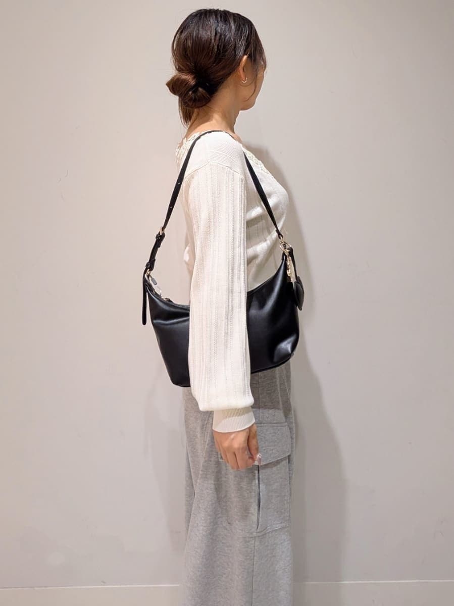 グレー系のその他パンツ、ホワイト系のカーディガン/ボレロ、ブラック系のサンダルを着用したレディースの夏コーディネートの4枚目の写真