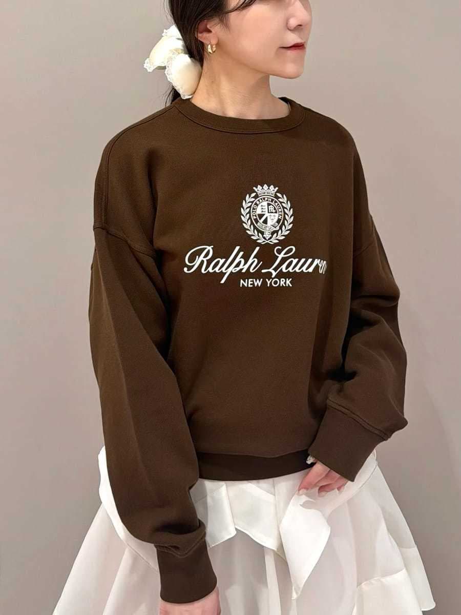 ホワイト系のスカート、ブラウン系のスウェット、イエロー系のボストンバッグを着用したレディースの春コーディネートの5枚目の写真