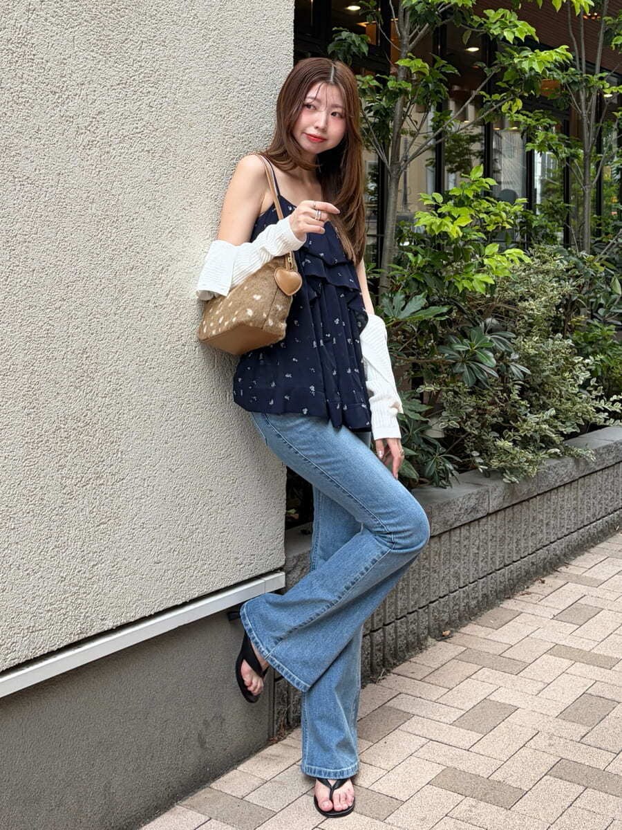 ブルー系のカーディガン/ボレロ、その他のショルダーバッグ、ブルー系のデニムパンツを着用したレディースの夏コーディネートの6枚目の写真
