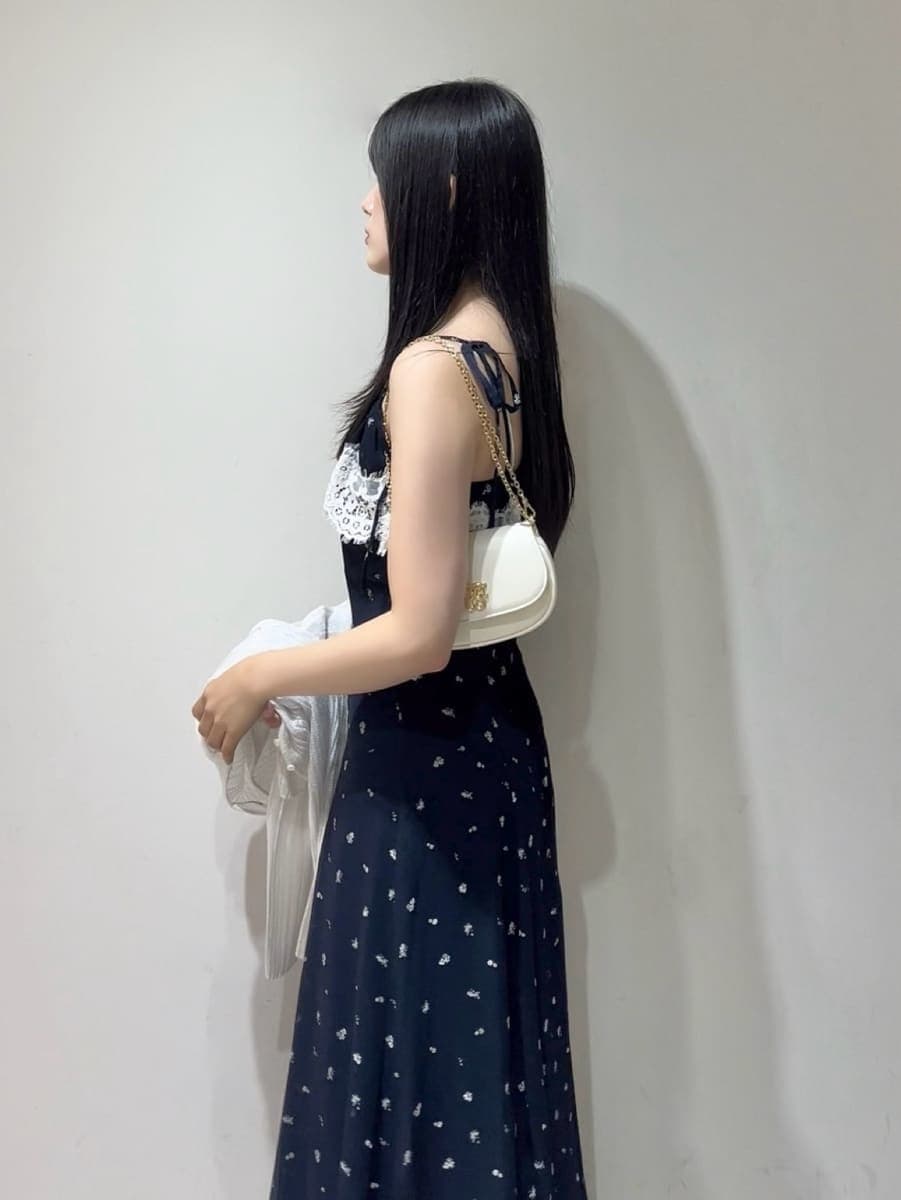 ホワイト系のショルダーバッグ、ブラック系のサンダル、ブルー系のワンピースを着用したレディースの夏コーディネートの6枚目の写真