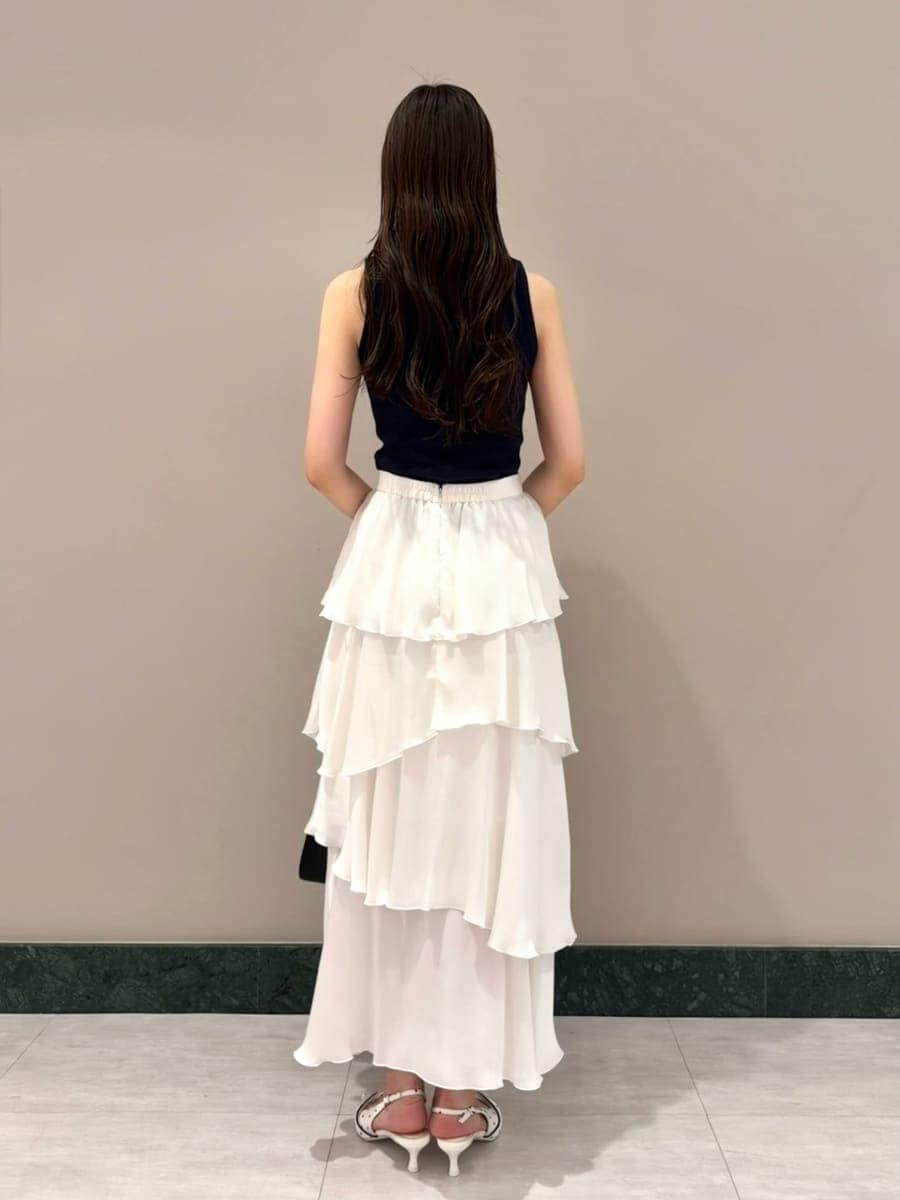その他のパンプス、ホワイト系のスカート、ブルー系のTシャツ/カットソーを着用したレディースの夏コーディネートの3枚目の写真