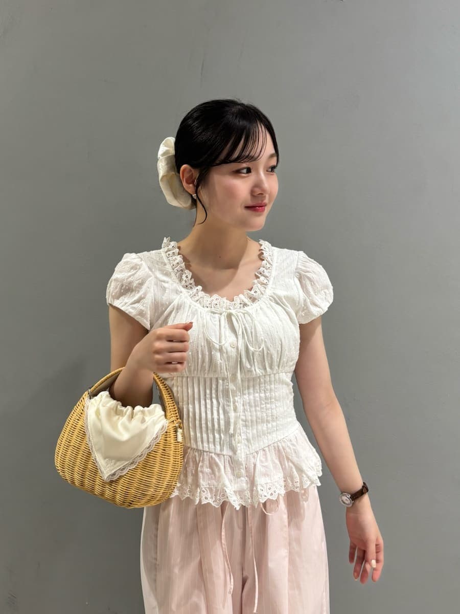 ホワイト系のサンダル、ホワイト系のかごバッグ、ピンク系のその他パンツを着用したレディースの春コーディネートの2枚目の写真