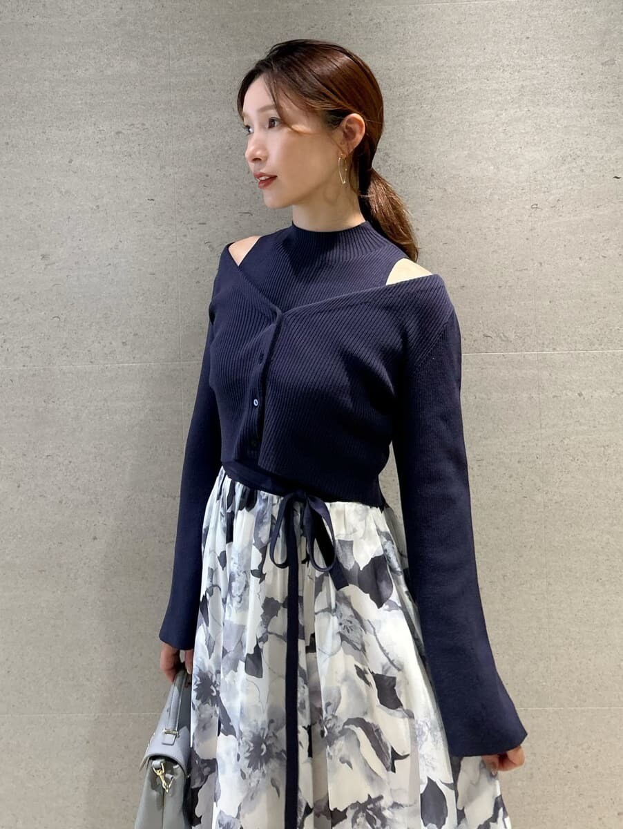 ブルー系のワンピース、ブルー系のカーディガン/ボレロ、ブルー系のショルダーバッグを着用したレディースの秋コーディネートの2枚目の写真