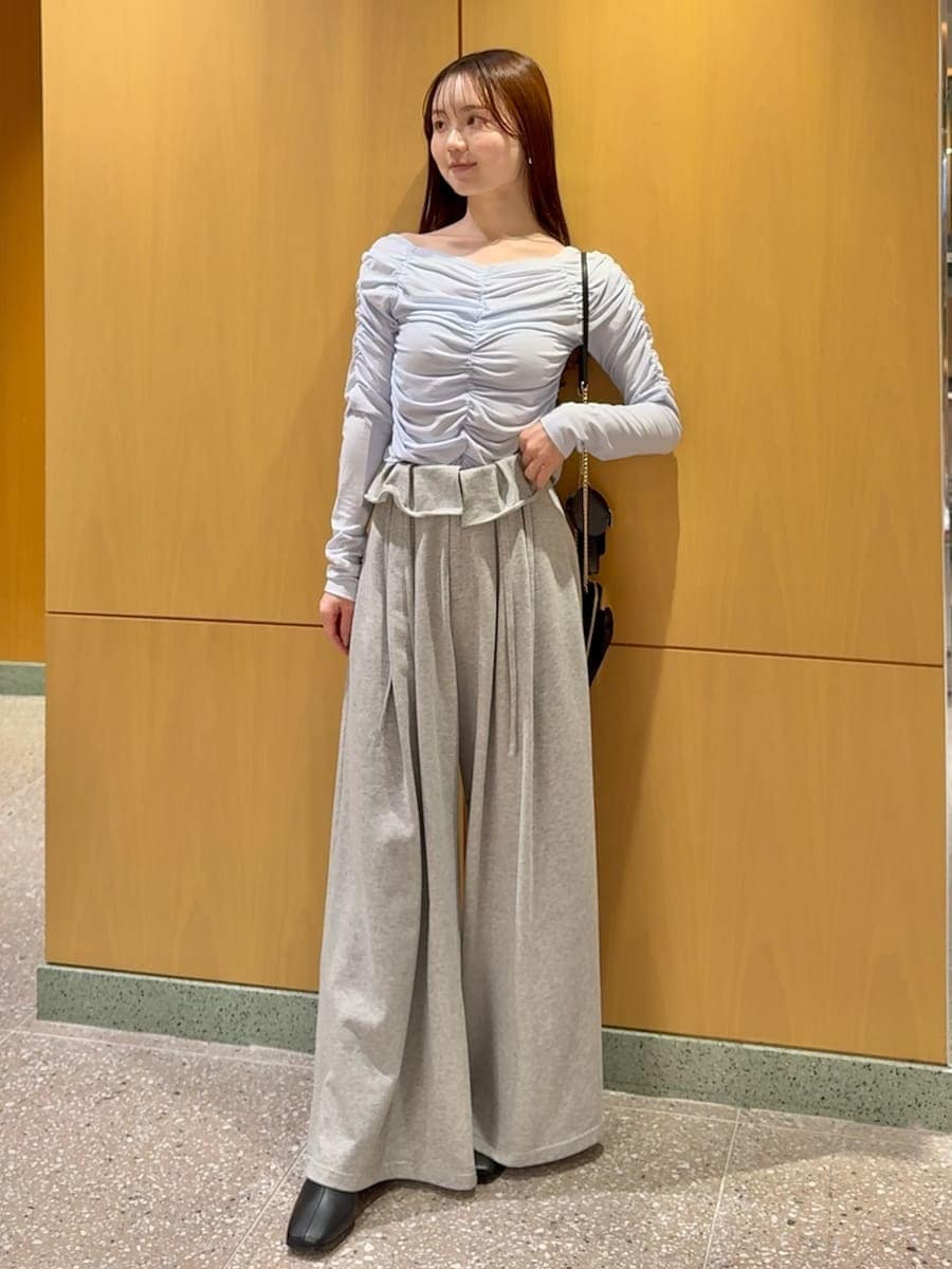 ホワイト系のノーカラージャケット、グレー系のその他パンツ、ブルー系のTシャツ/カットソーを着用したレディースの冬コーディネートの3枚目の写真